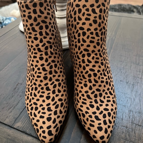 NEW BAMBOO Tan and Black Ankle Boots with Animal Print and Pointed Toe - Picture 2 of 3
